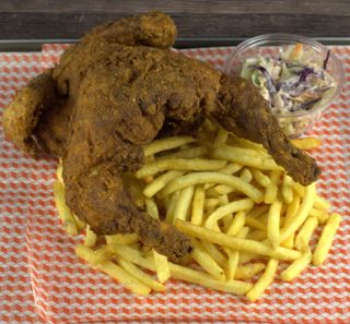 Deep fried chicken entero + patatas