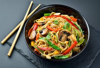 Makaron chiński z warzywami