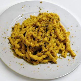Busiate al pesto trapanese con mollica e patatine fritte