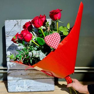 Ramo de 6 Rosas con corazón