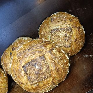 Chleb pszenny z pastą z pieczonego czosnku