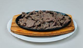 227. Телешко с лук на метална плоча