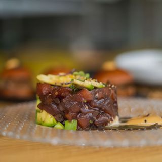 Tartar de Atún en Hoja de Plátano y Mahonesa de Soja