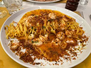 Tagliolini aglio, olio e peprincino con gamberi e pane tosato 
