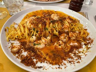 Tagliolini aglio, olio e peprincino con gamberi e pane tosato 