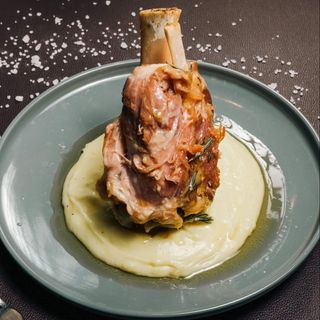 Ciolan de porc cu piure de trufe