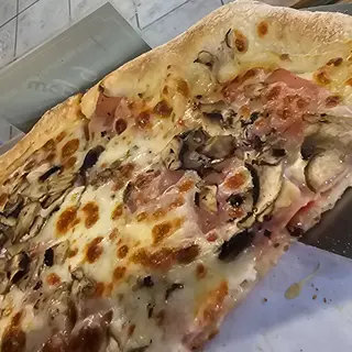 Pizza la felie prosciuto funghi