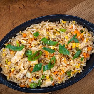 Orez prăjit cu pui şi ou