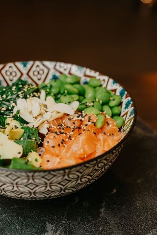 Poke salmone