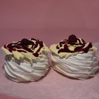 პავლოვა ჟოლოს კონფიტიურით