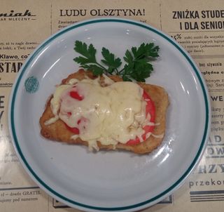 Kotlet drobiowy zapiekany z mozzarellą i pomidorami