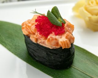 Гункан з гострим лососем 