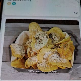 Patate chips con cacio e pepe nero