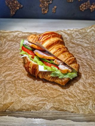  Курица с овощами круассан