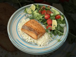 Смажений лосось з басматі та салатом з лаймом (330g)