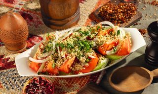 კიტრი-პომიდვრის სალათი ნიგვზით