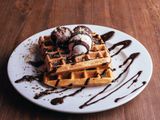 Бельгийские вафли с мороженым и джемом (300г)