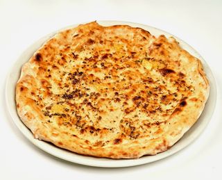 Focaccia cu parmezan și usturoi