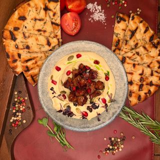 Hummus with beef & pomegranate
