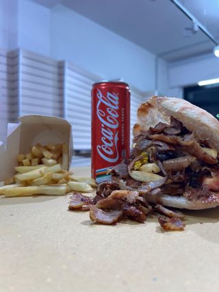Panino kebab con patate fritte e bibita lattina 33 cl