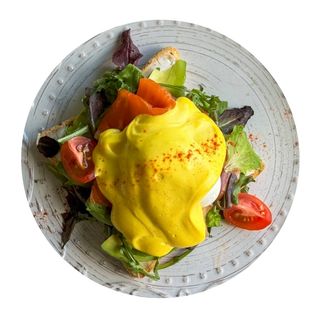 Тост з лососем, авокадо та яйцем пашот (200/30г)