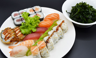  Combo sushi 22 pezzi + insalata di alghe