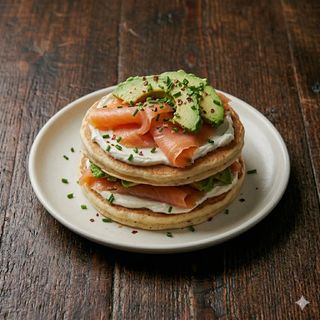Pancakes con salmone, avocado e Philadelphia
