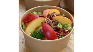 Sałatka z batatem i orzechami