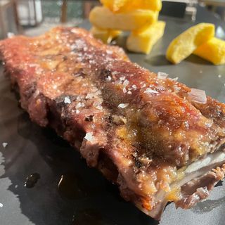Costillar ibérico cocinado a baja temperatura con salsa dulce de cerveza