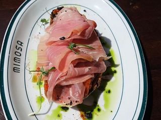 Bruschetta z pieczoną papryką, prosciutto i pesto