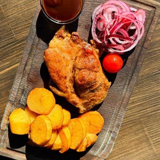 Мясо свинини з картоплею та цибулею