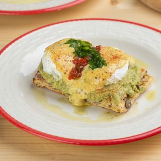 ტოსტი პორშირებული კვერცხით და გვაკამოლეთი