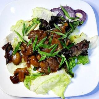 тёплый салат из говяжьей вырезки с грибами