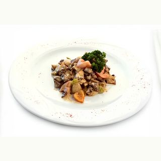 Баранина с овощами и грибами