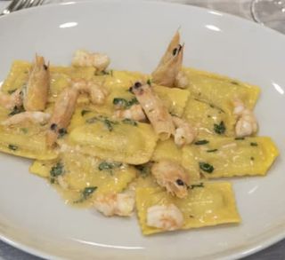 Ravioli di cernia con gamberi, limoni e grana