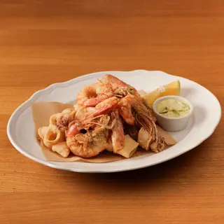 Frittura di gamberi* e calamari*