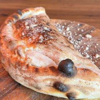 Calzone de jamón dulce y huevo 