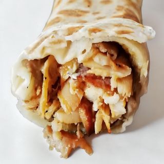 Döner kebab con carne y queso