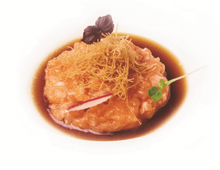 Tartare di salmone con salsa sesamo
