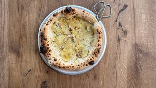 Піца Сирна з грушею та трюфельним медом (450г)