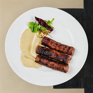 Mititei cu paine si mustar