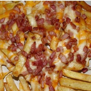 Patatas con beicon y queso