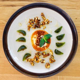 Запечено френско козе сирене с карамелизирани орехи и смокини﻿ (200г)