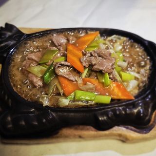 90 Vitello con verdure saltate alla piastra