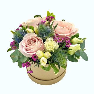 Aranjament floral cu trandafiri, eryngium, frezia si lisiantus