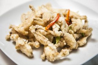 111. Ancas de rana fritas con sal y pimienta