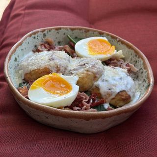 Сирники солоні з вяленими томатами,беконом та яйцем