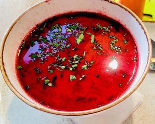 Barszcz czerwony z kołdunami mięsnymi serwowany