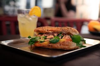 Panino ai semi con tonno e pomodoro.