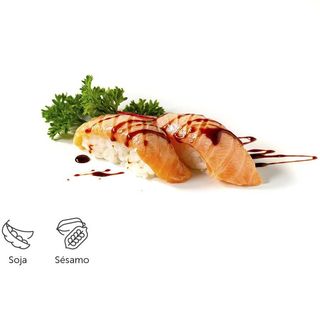 110.- Nigiri de salmón flameado (2 Pzs.)